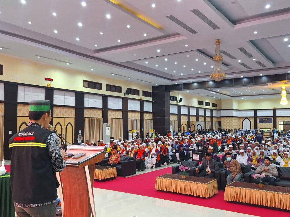 Penyambutan jemaah haji kloter 13 di Debarkasi Makassar, Rabu (3/7/2024). (Dok. Kemenag Sulsel)