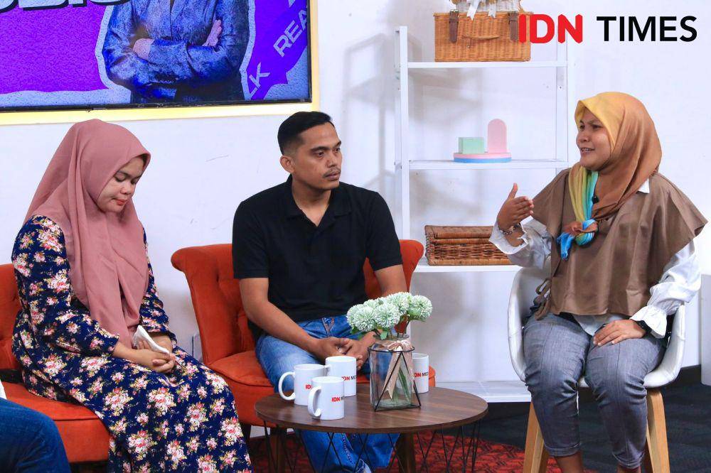 Keluarga dan kuasa hukum keluarga Afif Maulana (13) yang diduga tewas disiksa polisi dalam program Real Talk with Uni Lubis, di IDN Times Selasa (3/7/2024). (IDN Times/Alya Achyarini)