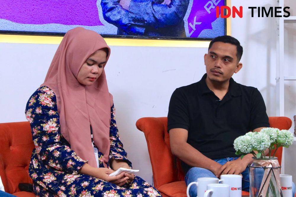 Keluarga dan kuasa hukum keluarga Afif Maulana (13) yang diduga tewas disiksa polisi dalam program Real Talk with Uni Lubis, di IDN Times Selasa (3/7/2024). (IDN Times/Alya Achyarini)