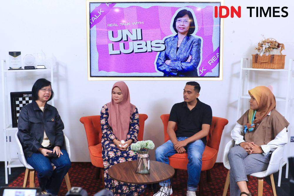 Keluarga dan kuasa hukum keluarga Afif Maulana (13) yang diduga tewas disiksa polisi dalam program Real Talk with Uni Lubis, di IDN Times Selasa (3/7/2024). (IDN Times/Alya Achyarini)