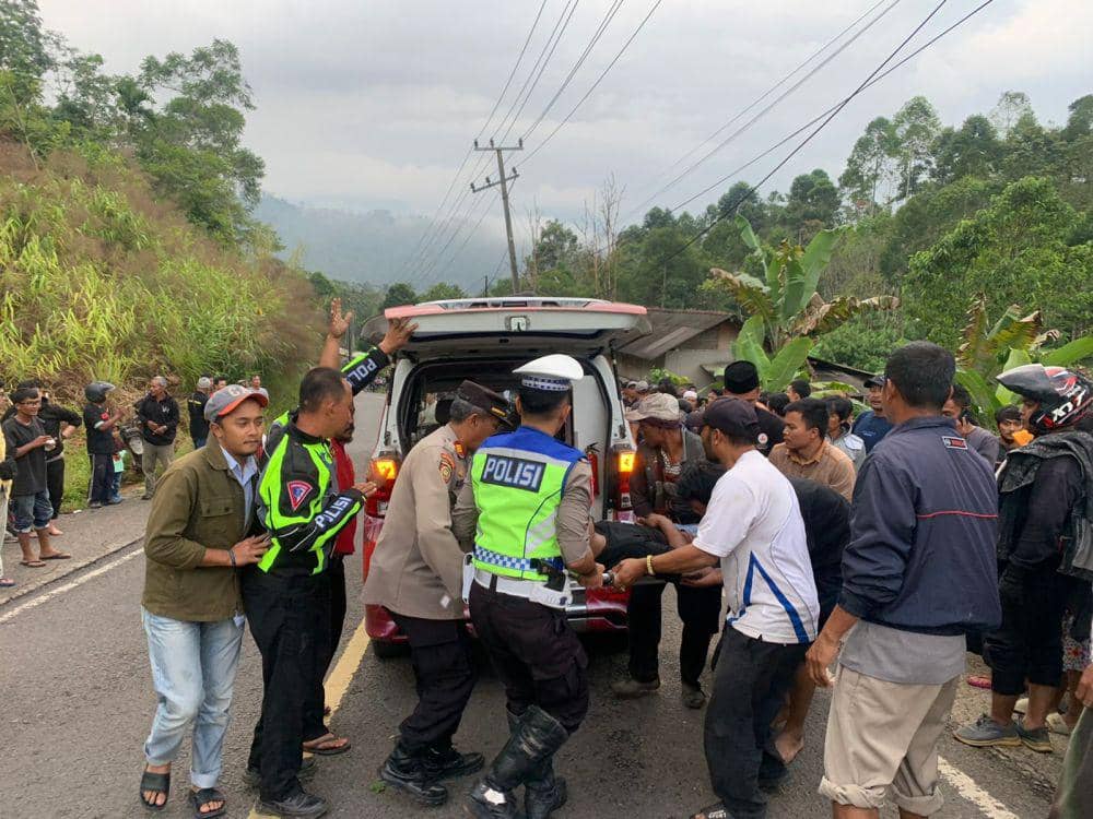 Penampakan evakuasi korban kecelakaan bus masuk jurang di Lampung Barat. (Dok. Polres Lampung Barat).