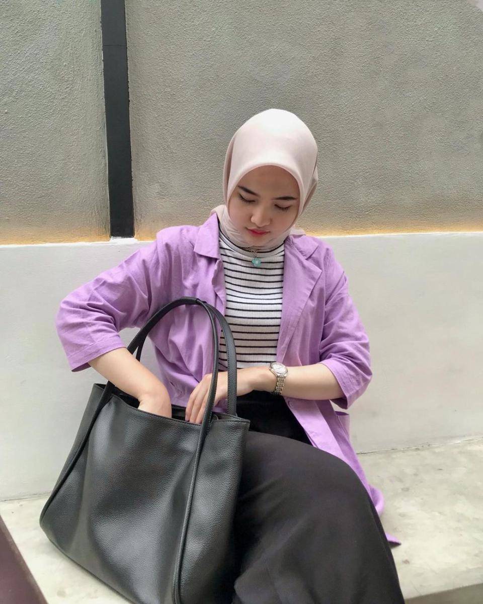 ide outfit hijab pakai blazer ala Intan Ghazella (instagram.com/intanghazll_)