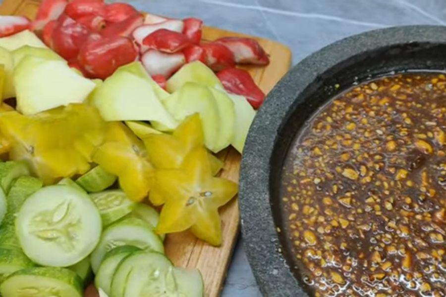 Resep Rujak Buah Bumbu Kacang, Pedasnya Menyegarkan