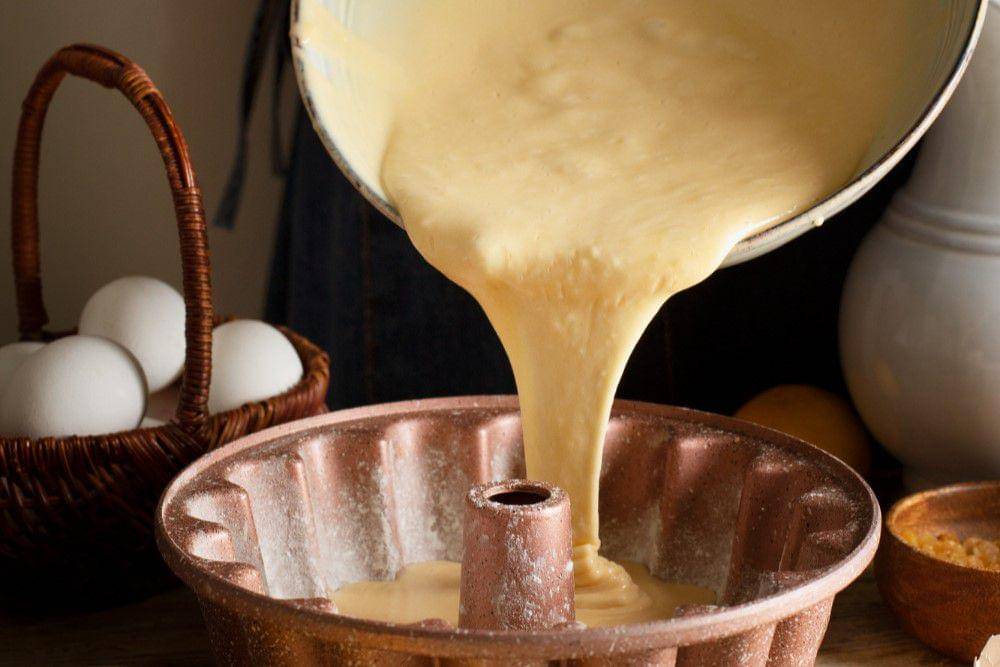 ilustrasi menuangkan adonan puding (freepik.com/freepik)