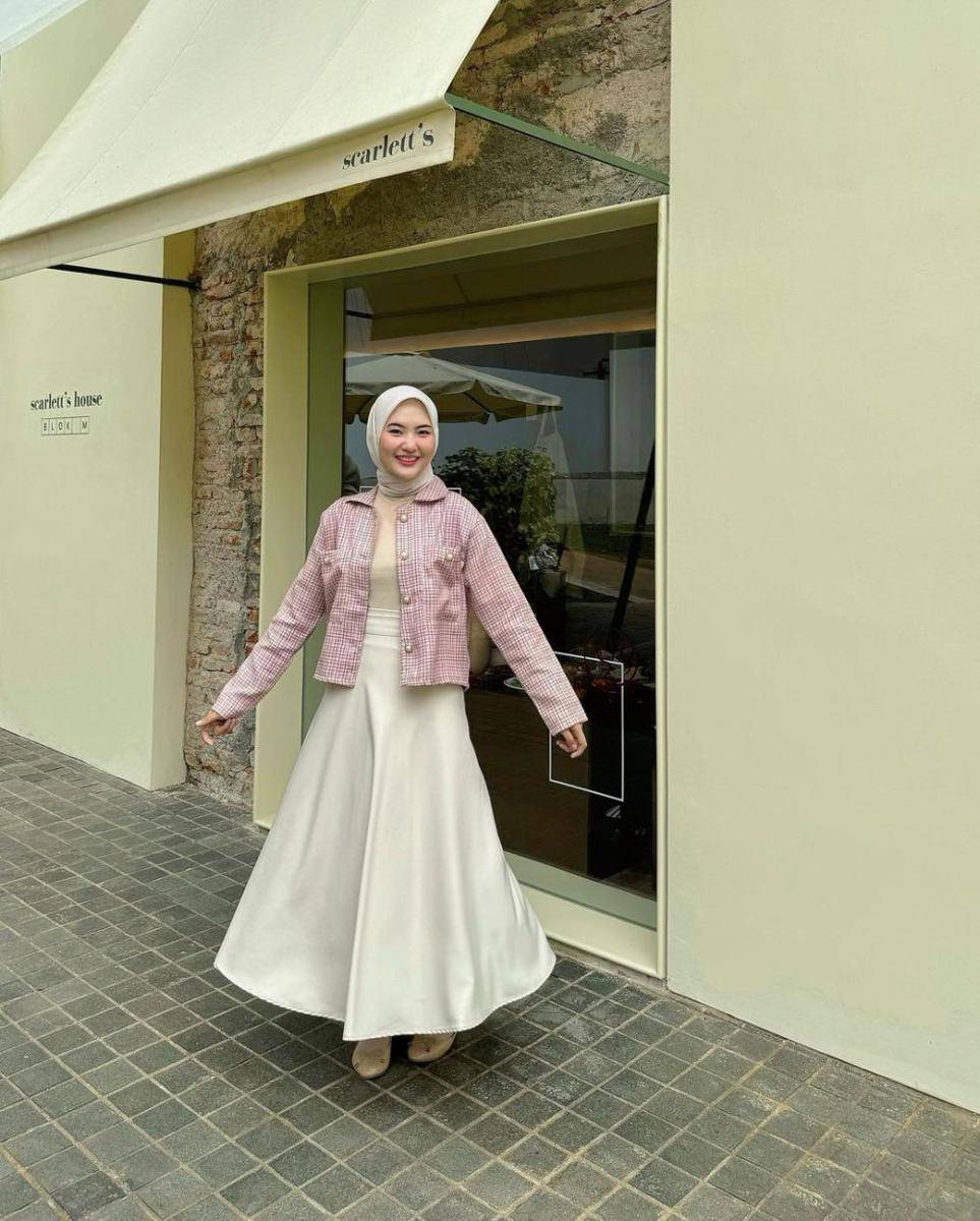 ide outfit hijab pakai blazer ala Intan Ghazella (instagram.com/intanghazll_)
