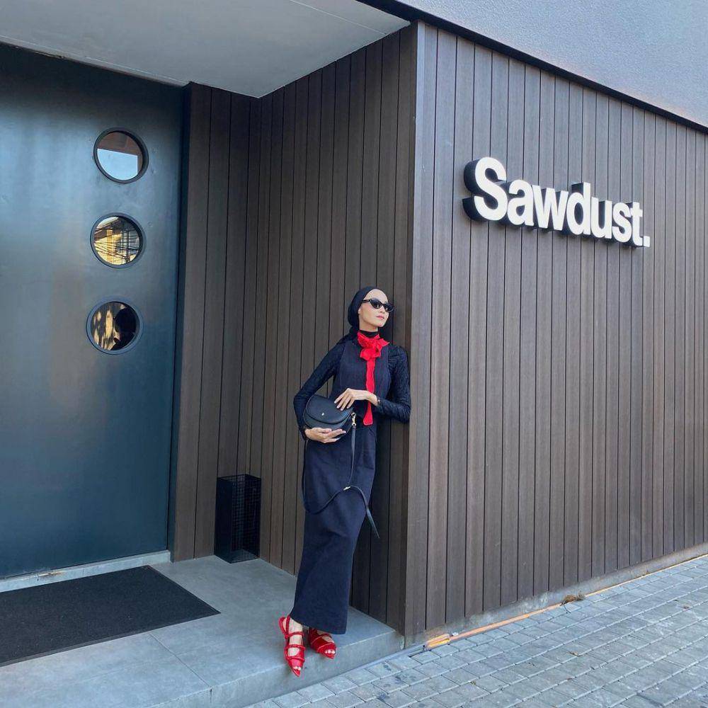 outfit merah Sadrina Octadelya (instagram.com/sadrinaoctadelya)