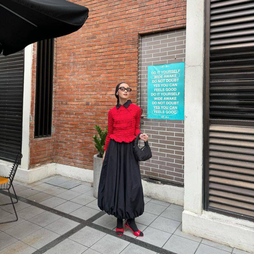 outfit merah Sadrina Octadelya (instagram.com/sadrinaoctadelya)