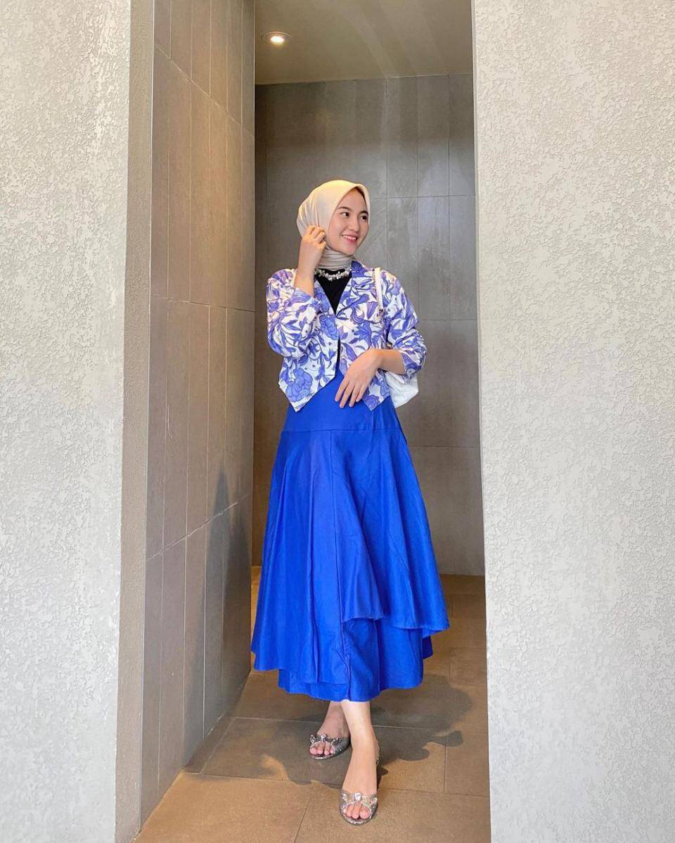 ide outfit hijab pakai blazer ala Intan Ghazella (instagram.com/intanghazll_)