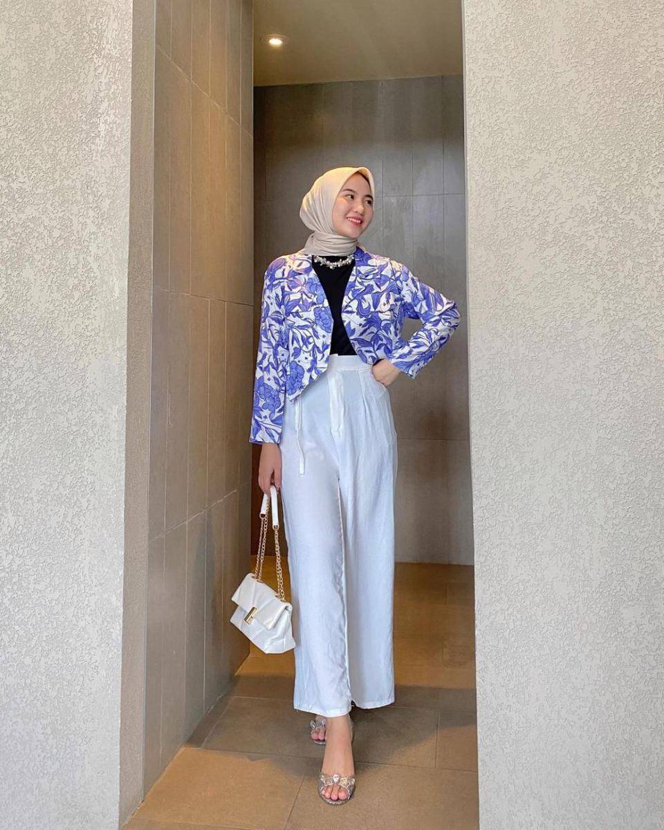ide outfit hijab pakai blazer ala Intan Ghazella (instagram.com/intanghazll_)