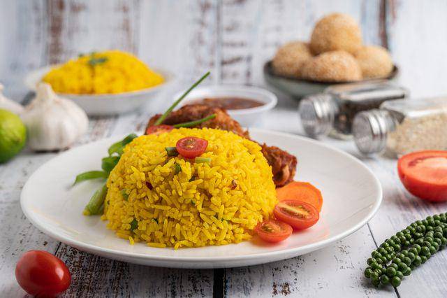 ilustrasi nasi kuning(www.vecteezy.com/johnstocker)