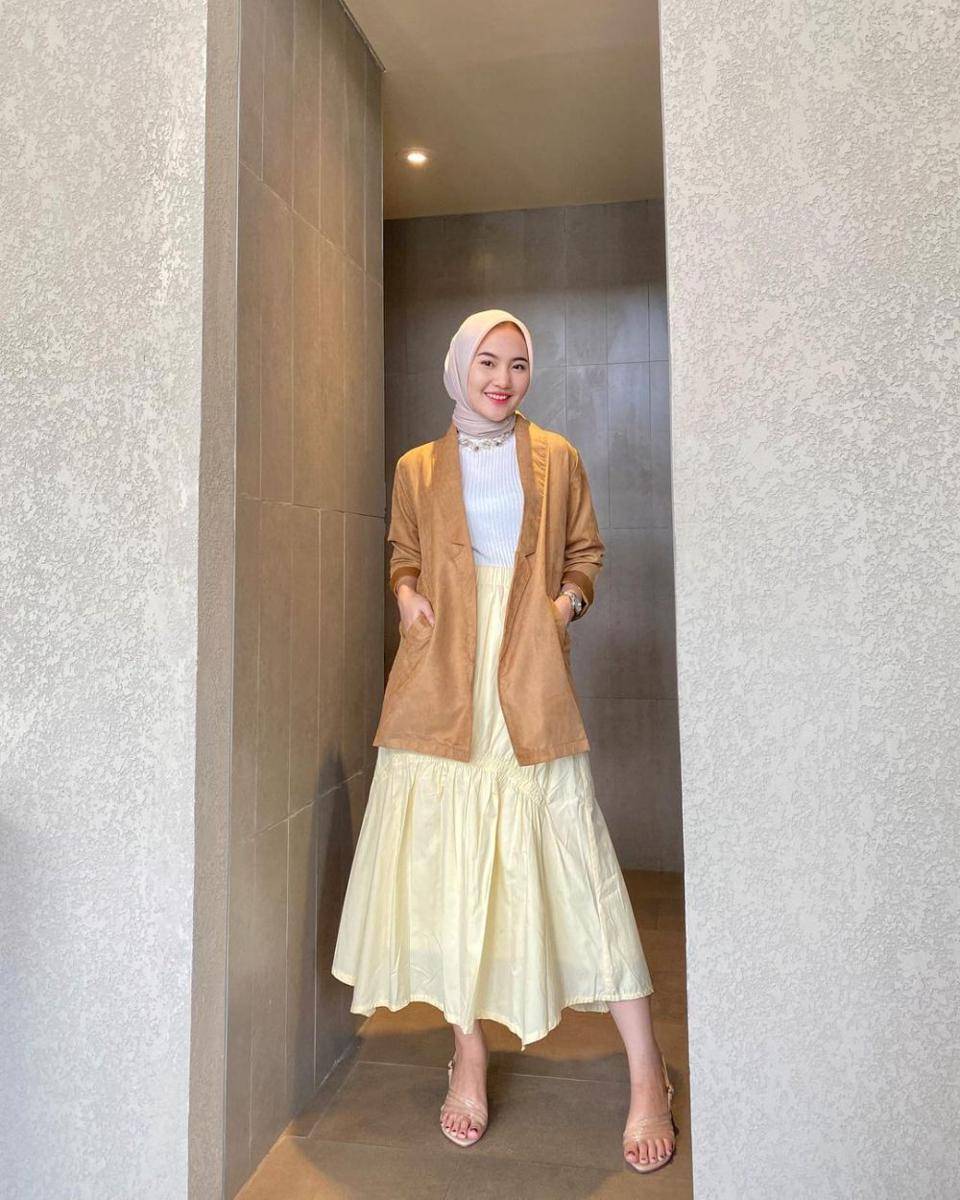 ide outfit hijab pakai blazer ala Intan Ghazella (instagram.com/intanghazll_)