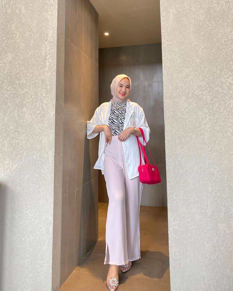 ide outfit hijab pakai blazer ala Intan Ghazella (instagram.com/intanghazll_)