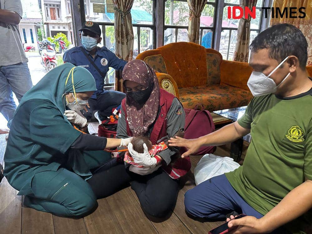 Tim BKSDA Kalbar melakukan pemeriksaan kesehatan terhadap bayi orangutan. (IDN Times/istimewa).