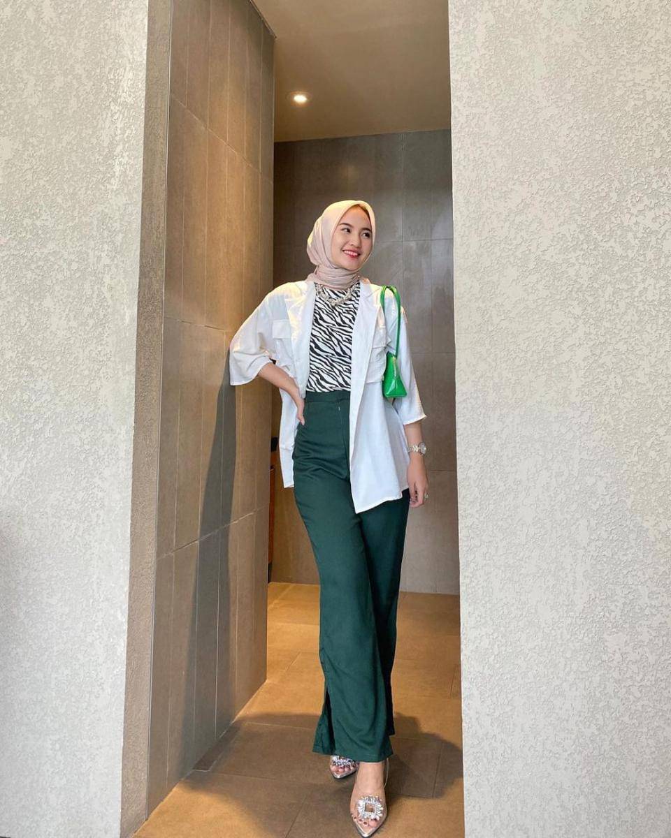 ide outfit hijab pakai blazer ala Intan Ghazella (instagram.com/intanghazll_)