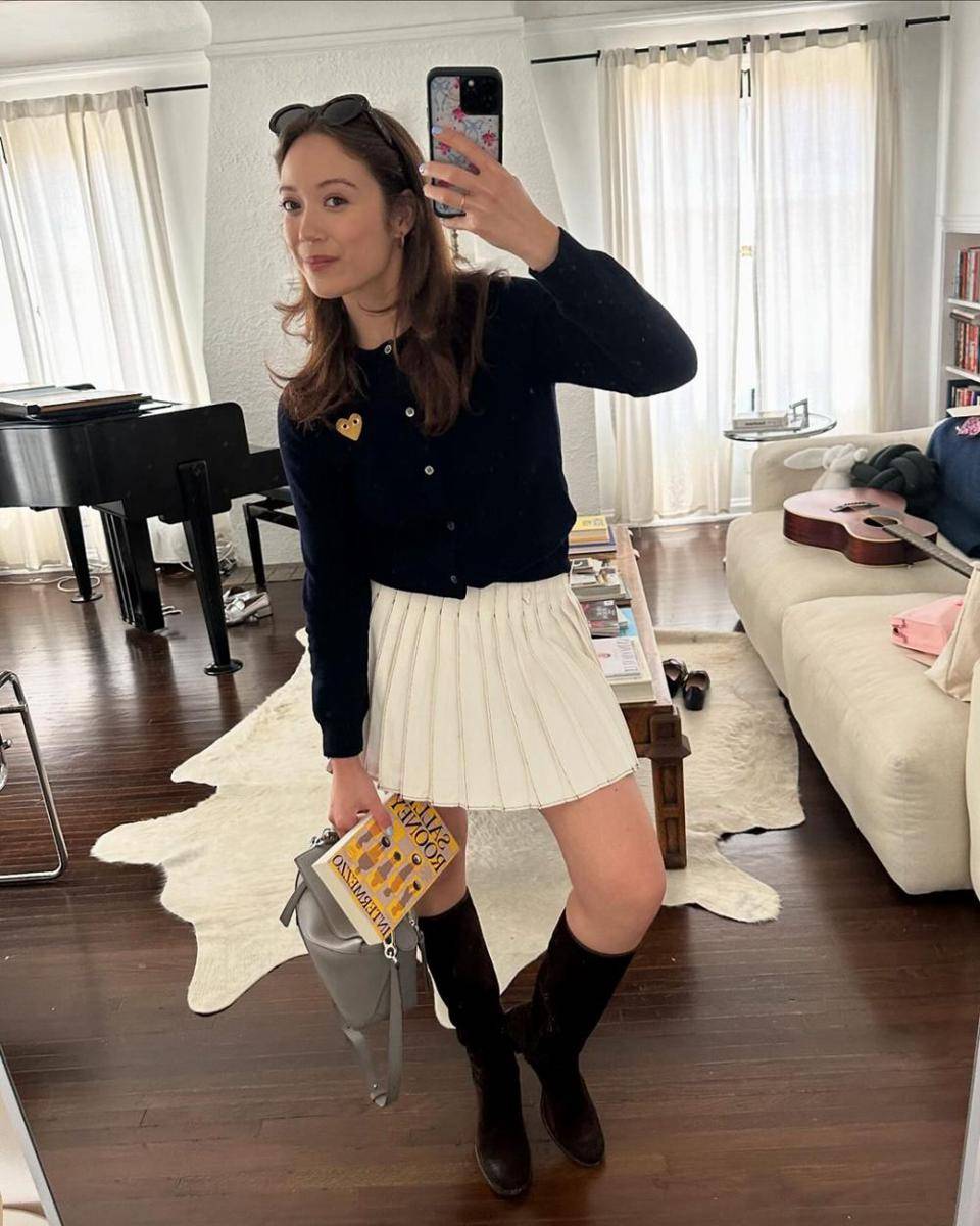 Inspirasi OOTD mini skirt ala Laufey (Instagram.com/Laufey)
