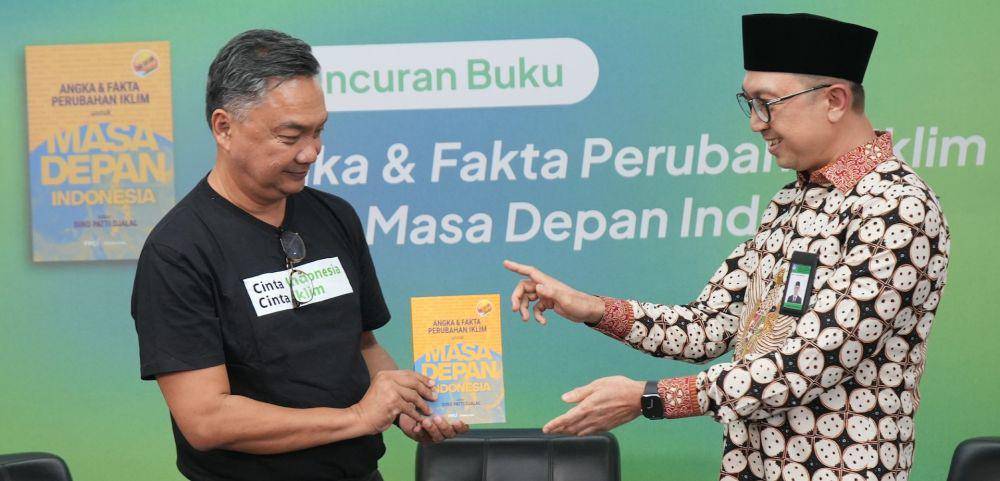 Dirjen Pendidikan Anak Usia Dini, Pendidikan Dasar dan Pendidikan Menengah Kemdikbudristek, Iwan Syahril PhD (kanan) menerima buku Angka dan Fakta Perubahan Iklim untuk Masa Depan Indonesia. (Dok. FPCI)