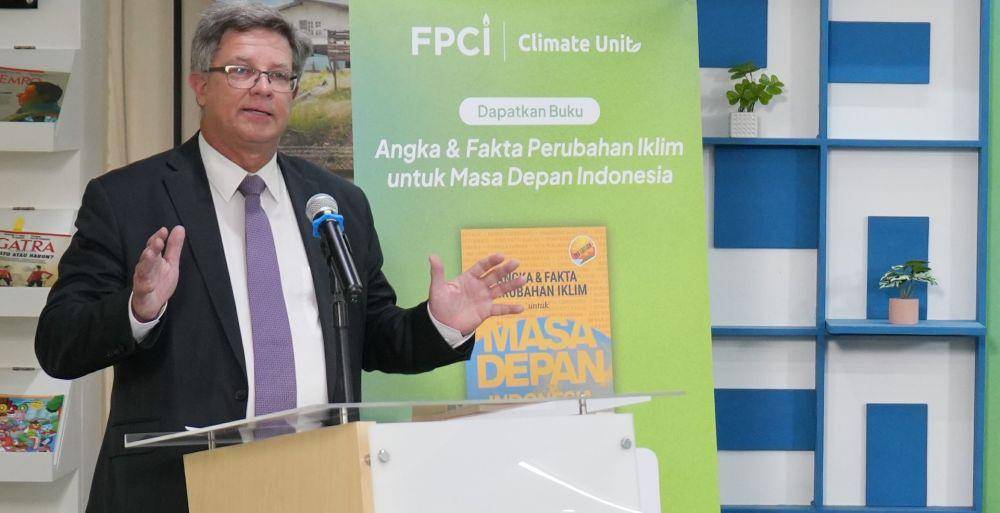 Sekretaris Departemen Perubahan Iklim, Energi, Lingkungan Hidup, dan Air (DCCEEW) Australia, David Fredericks saat peluncuran buku Angka dan Fakta Perubahan Iklim untuk Masa Depan Indonesia. (Dok. FPCI)