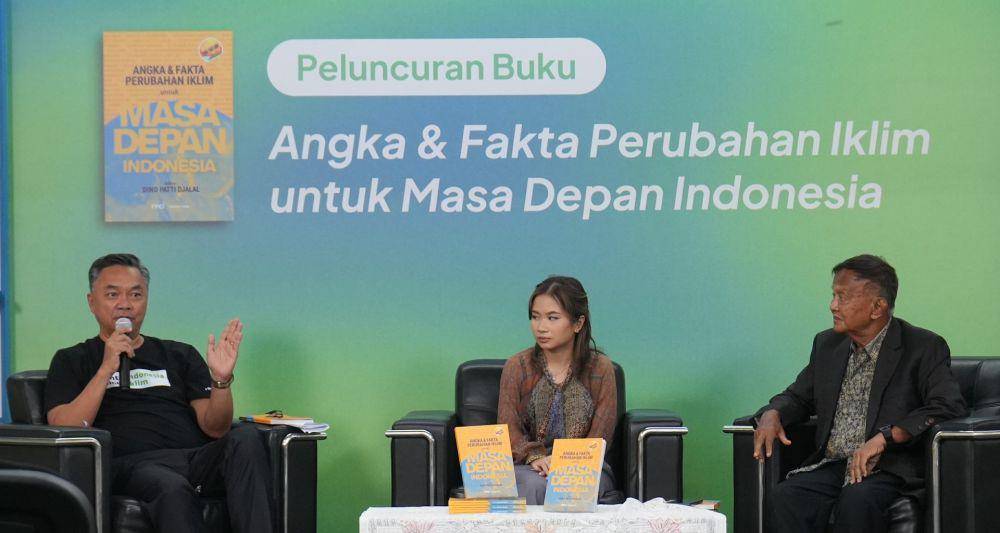 Utusan Khusus Presiden Indonesia untuk Perubahan Iklim (2010-2019), Rachmat Witoelar (kanan) menjadi pembicara saat peluncuran buku Angka dan Fakta Perubahan Iklim untuk Masa Depan Indonesia. (Dok. FPCI)