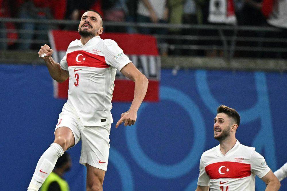 Merih Demiral (kiri) melakukan selebrasi usai cetak gol pertama Turki pada babak 16 besar Euro 2024 lawan Austria. (instagram.com/millitakimlar)
