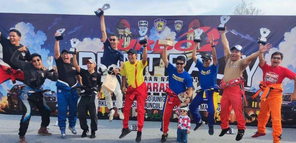 Para pembalap pemenang di Kejuaraan Nasional (Kejurnas) Pertamax Turbo Sprint Rally Putaran Ketiga Tahun 2024 yang berlangsung di Sirkuit Klipang Tembalang, Semarang, Jawa Tengah, pada 29--30 Juni 2024. (Instagram.com/gazpoll_official)