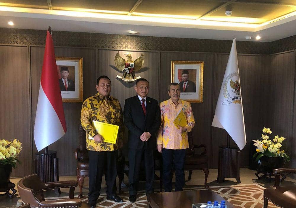 Momen Sekjend DPP Golkar Lodewijk F Paulus menyerahkan surat rekomendasi Pilgub Lampung kepada Arinal Djunaidi. (IDN Times/Istimewa).