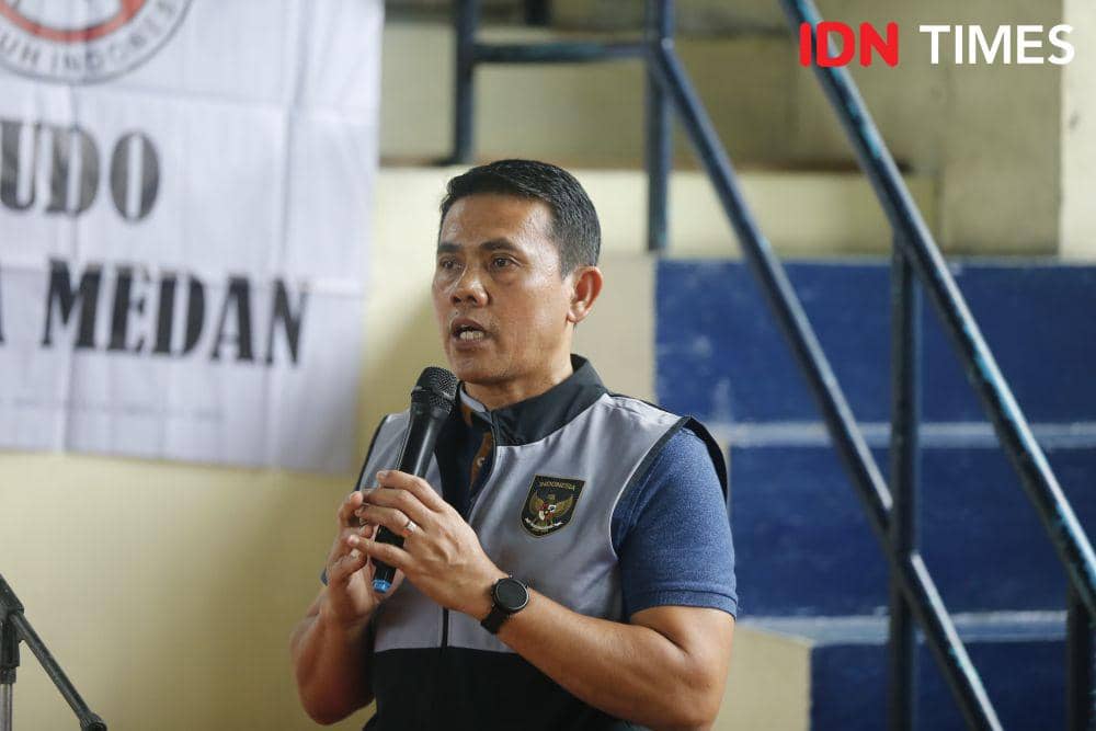 John Erick Purba dari Dispora Sumut saat memantau Popprov cabor judo (IDN Times/Doni Hermawan)