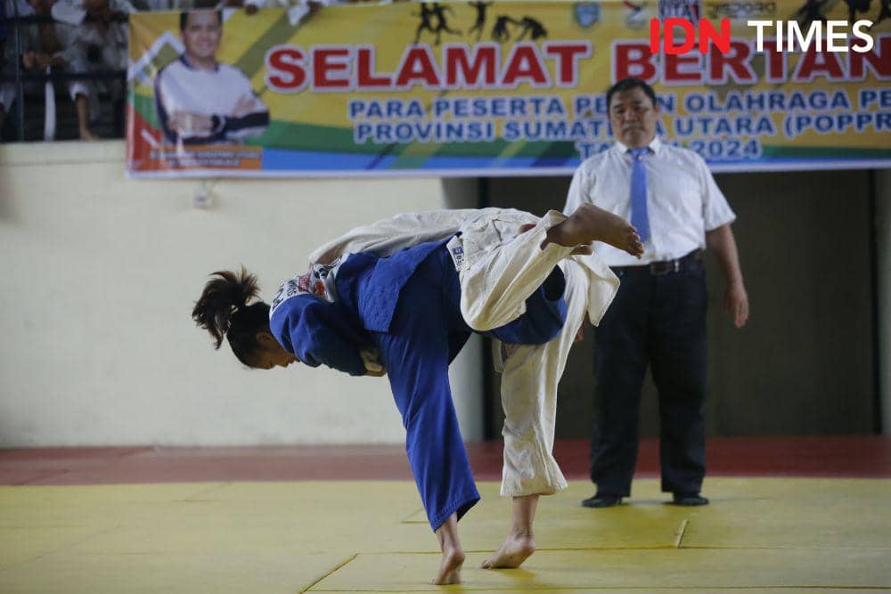 Aksi pejudo di Pekan Olahraga Pelajar Provinsi Sumut di Padepokan PJSI Sumut, Rabu (3/4/2024) (IDN Times/Doni Hermawan)