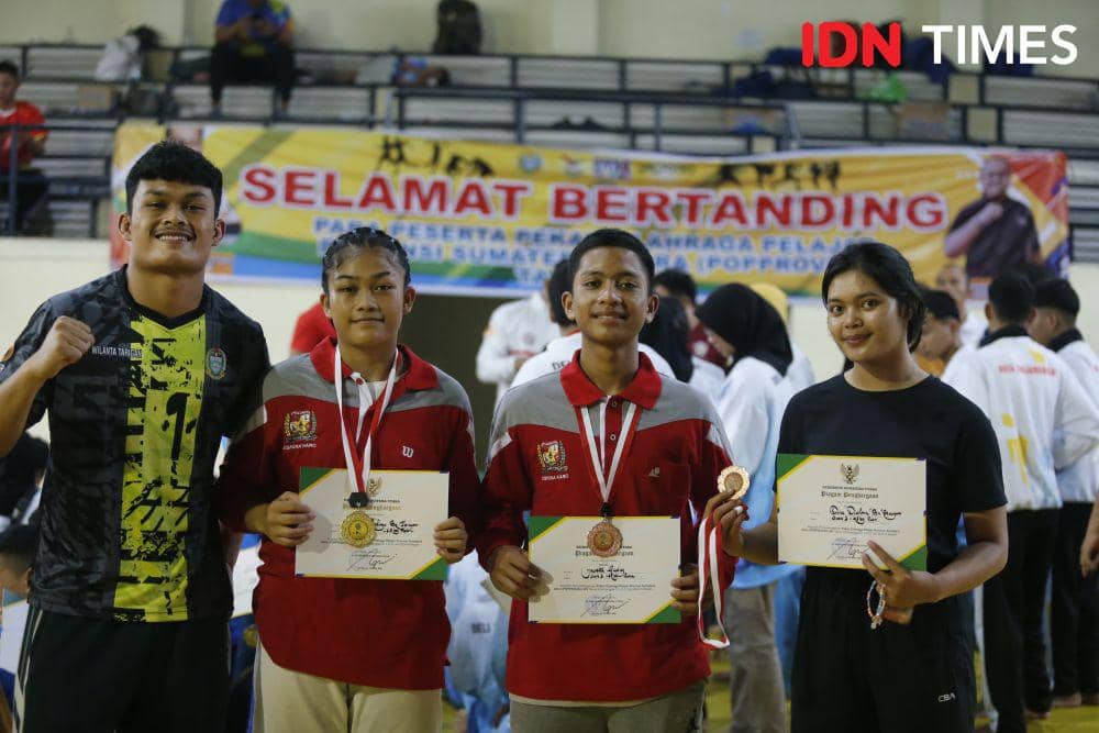 Kontingen Kabupaten Karo di Porprov Sumut 2024 (IDN Times/Doni Hermawan)