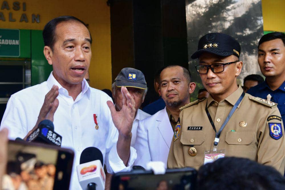 Presiden Joko Widodo didampingi Pj Gubernur Sulawesi Selatan, Zudan Arif Fakrulloh, saat memberikan keterangan pers usai meninjau RSUD Sinjai di Kabupaten Sinjai, Kamis (4/7/2024). Dok. Humas Pemprov Sulsel