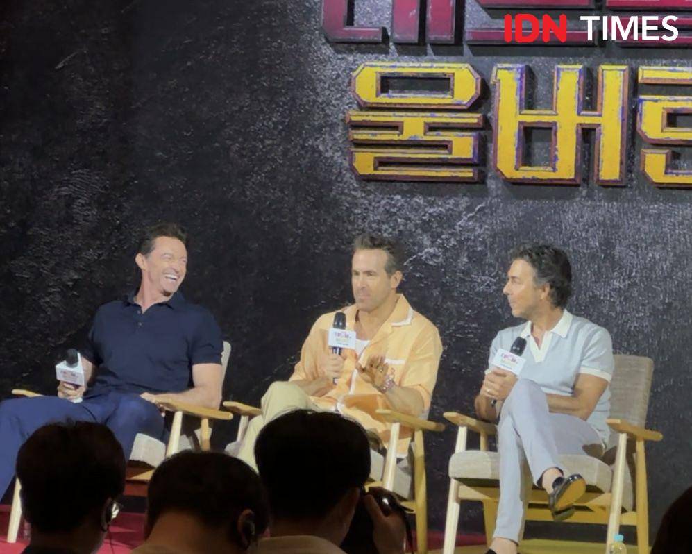 Shawn Levy, Ryan Reynolds, dan Hugh Jackman dalam konferensi pers di Seoul, Korea Selatan, pada Kamis (4/7/2024) (IDN Times/Elizabeth Chiquita)