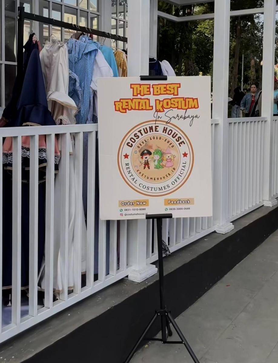 Persewaan pakaian ala Belanda di kawasan Kota Lama Surabaya. Instagram/bappedalitbangkotasurabaya
