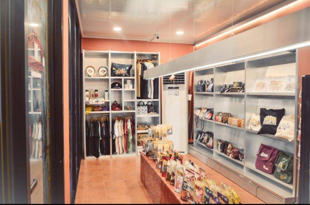 Pusat oleh-oleh Willemsplein Gift Shop di Kota Lama Surabaya. Google Maps/Vian Arfiliananda