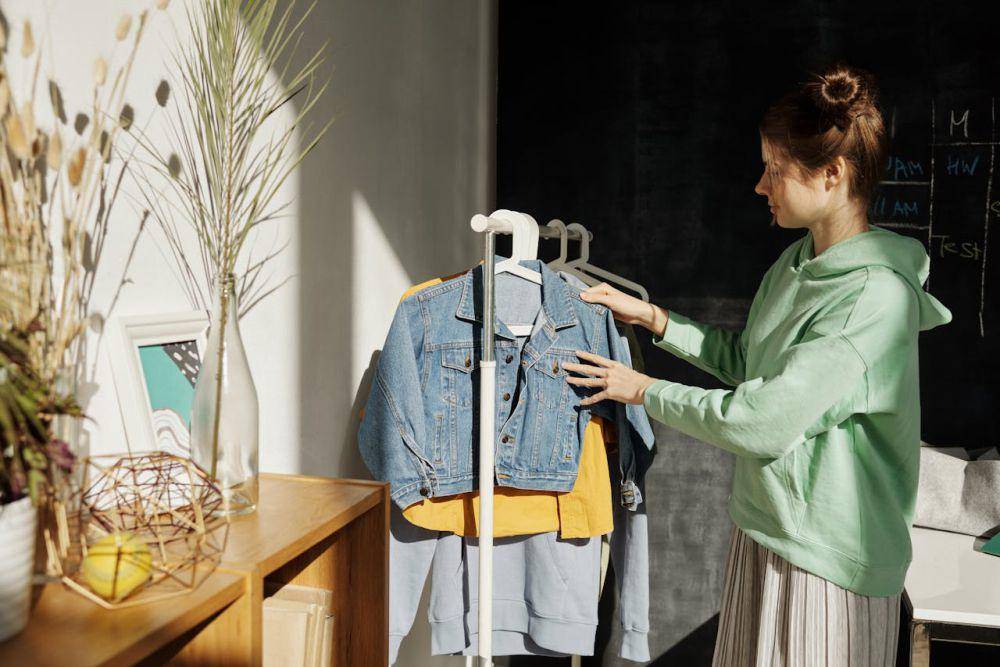 ilustrasi menjual baju preloved (pexels.com/Julia M Cameron)