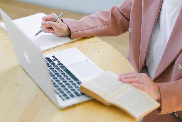 illustrasi daftar beasiswa (pexels.com/annashvets)