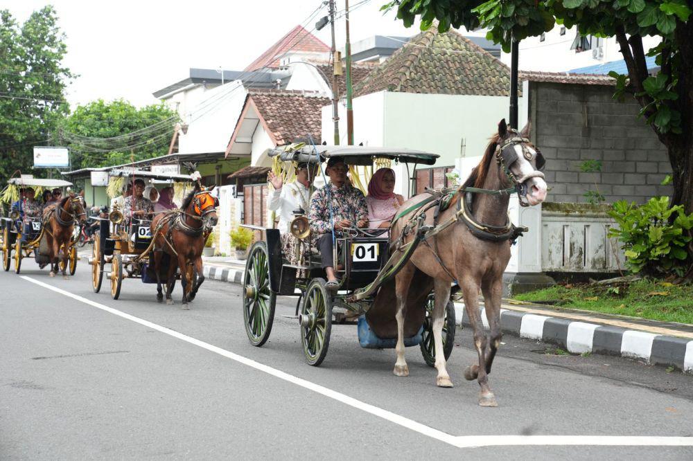 10 Pasangan Nikah Massal di Sleman, Arak-arakan Naik Andong