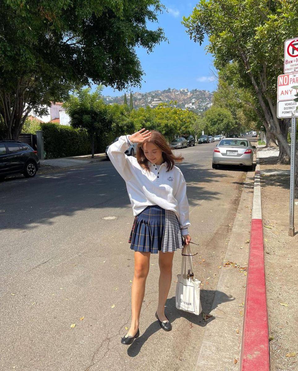 Inspirasi OOTD mini skirt ala Laufey (Instagram.com/Laufey)