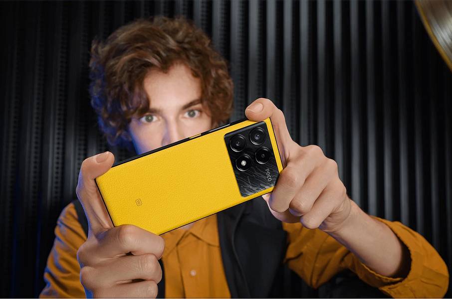 Seseorang memegang POCO X6 Pro 5G warna kuning. (mi.co.id)