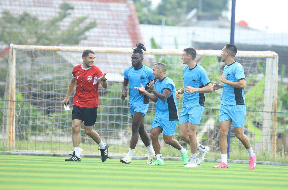 Empat pemain asing baru bergabung dalam latihan bersama skuat PSIS Semarang di Lapangan Wisesa, Mranggen, Demak, Kamis (4/7/2024). (dok. PSIS)