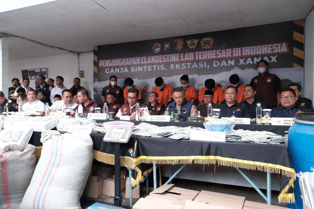 Bea Cukai bersama Direktorat Tindak Pidana (Dittipid) Narkoba Bareskrim Polri mengungkap kasus clandestine laboratorium narkotika di Malang, Jawa Timur, pada Selasa (2/7). (dok. Kemenkeu)