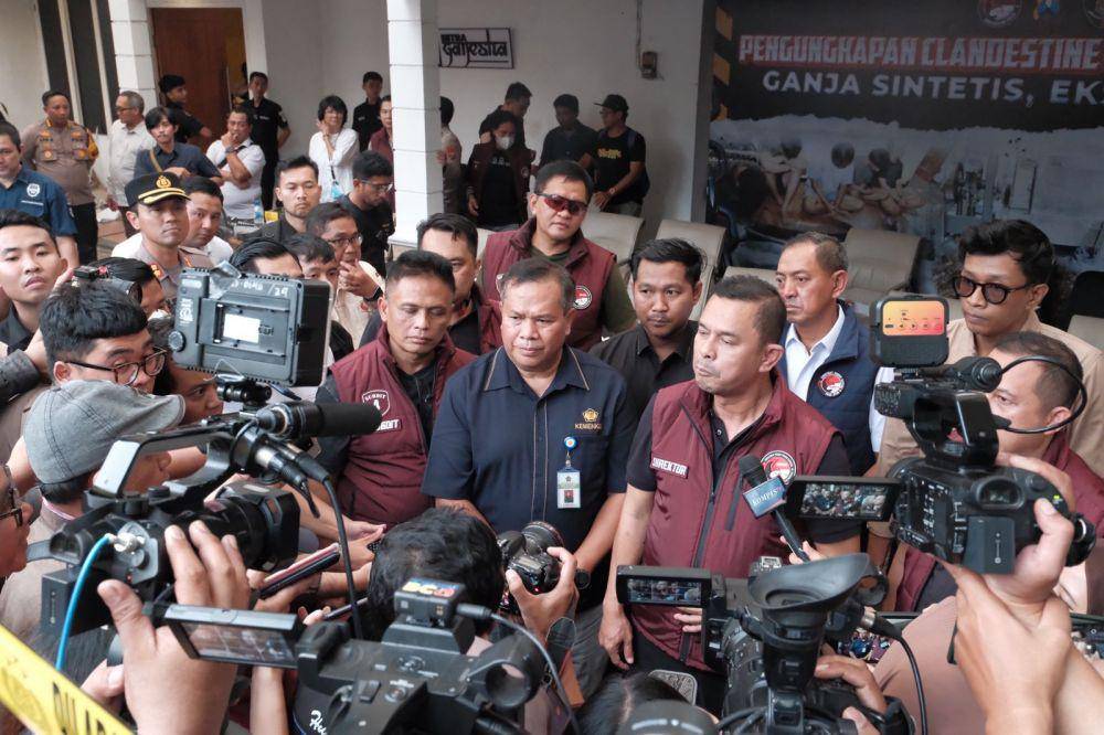 Bea Cukai bersama Direktorat Tindak Pidana (Dittipid) Narkoba Bareskrim Polri mengungkap kasus clandestine laboratorium narkotika di Malang, Jawa Timur, pada Selasa (2/7). (dok. Kemenkeu)