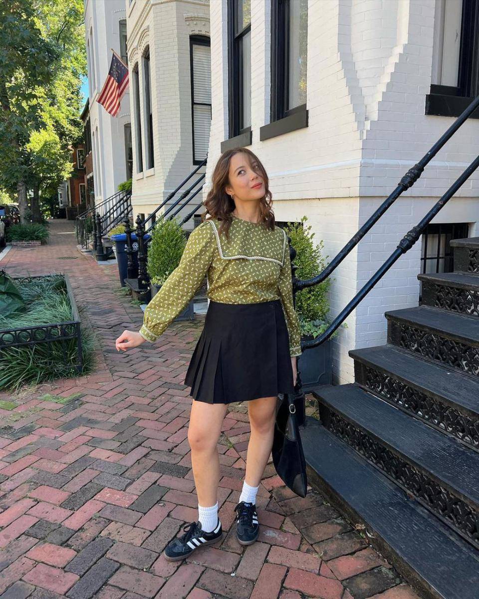 Inspirasi OOTD mini skirt ala Laufey (Instagram.com/Laufey)