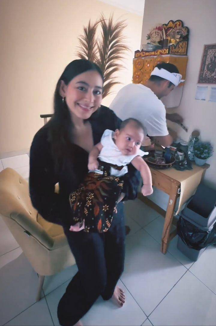 Dua bulanan anak Laura Theux (Instagram.com/laura_theux)