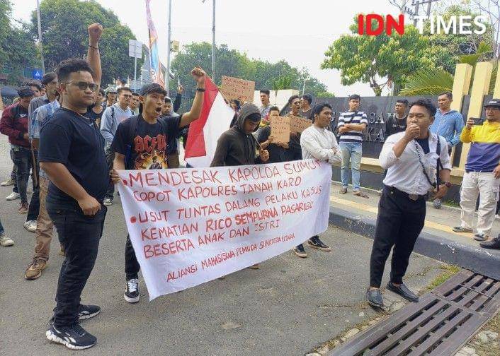 Unjuk rasa mahasiswa di depan Poldasu, Kamis 4/7/2024 (IDN Times/Eko Agus Herianto)