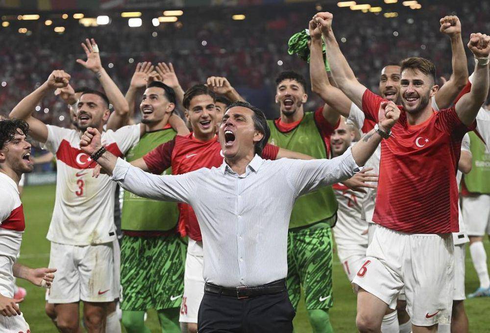 Vincenzo Montella (depan-tengah) melakukan selebrasi bersama pemain Timnas Turki setelah dinyatakan lolos fase grup Euro 2024. (instagram.com/millitakimlar)