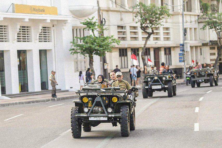 Wali Kota Surabaya Eri Cahyadi saat berkeliling Kota Lama menggunakan jeep tour. Instagram/surabaya