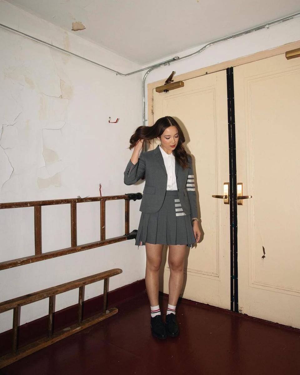Inspirasi OOTD mini skirt ala Laufey (Instagram.com/Laufey)