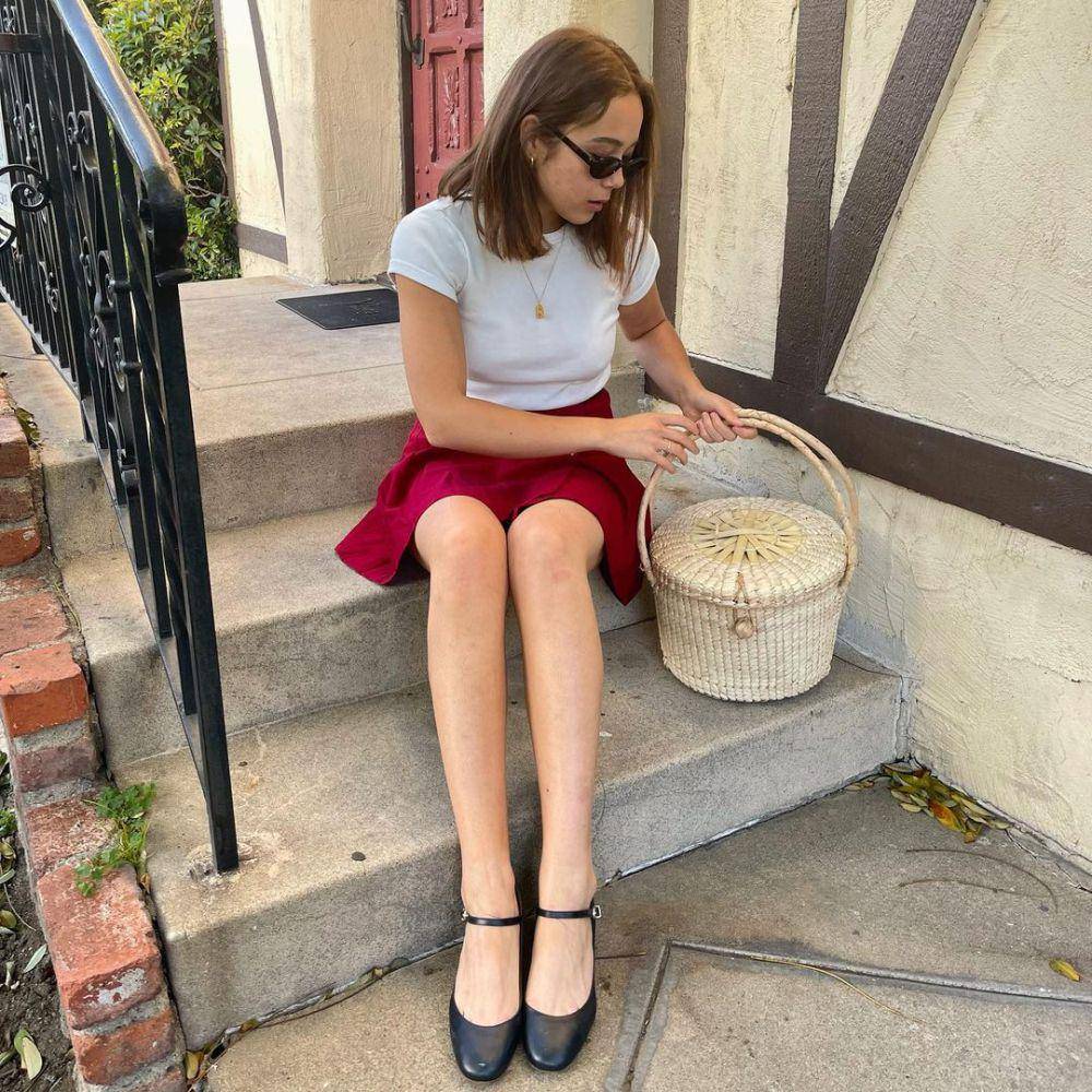 Inspirasi OOTD mini skirt ala Laufey (Instagram.com/Laufey)