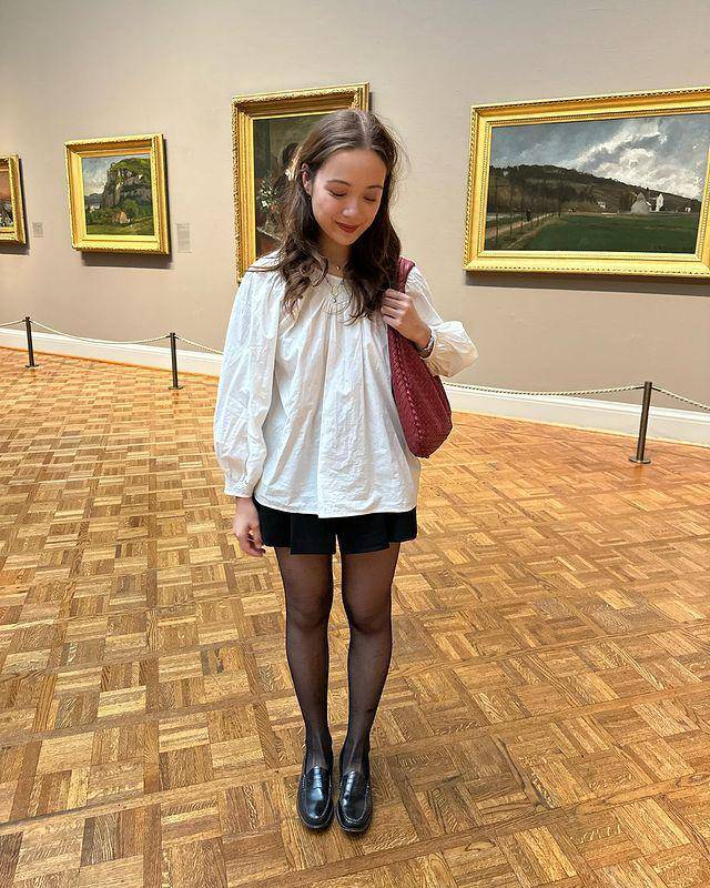 Inspirasi OOTD mini skirt ala Laufey (Instagram.com/Laufey)