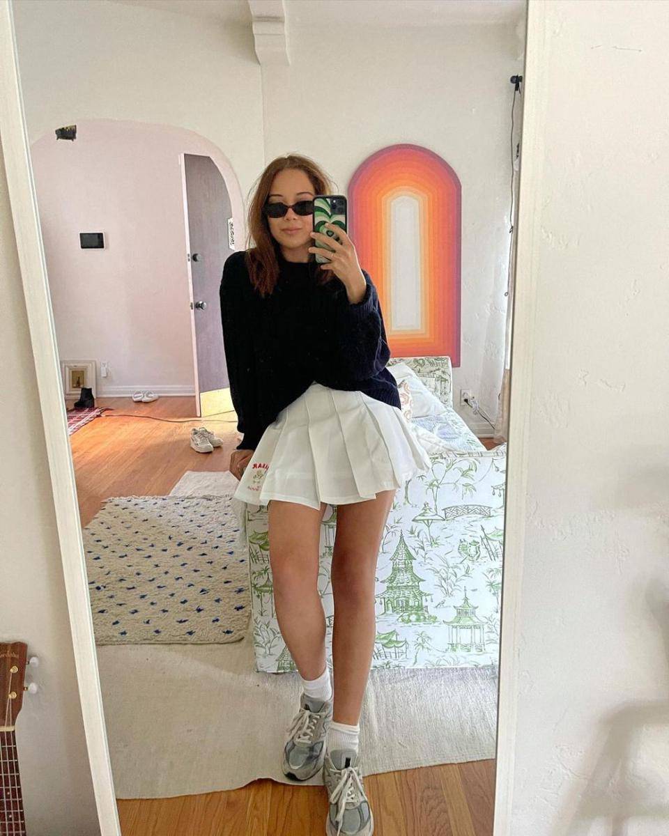 Inspirasi OOTD mini skirt ala Laufey (Instagram.com/Laufey)