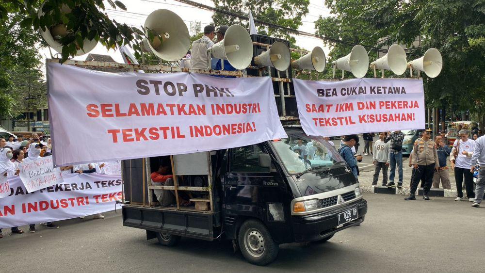 Keluhkan Barang Impor Murah, Pelaku IKM Tekstil Demo Depan DPRD Jabar